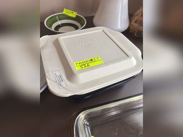 2 Pyrex baking/brownie dishes with one lid