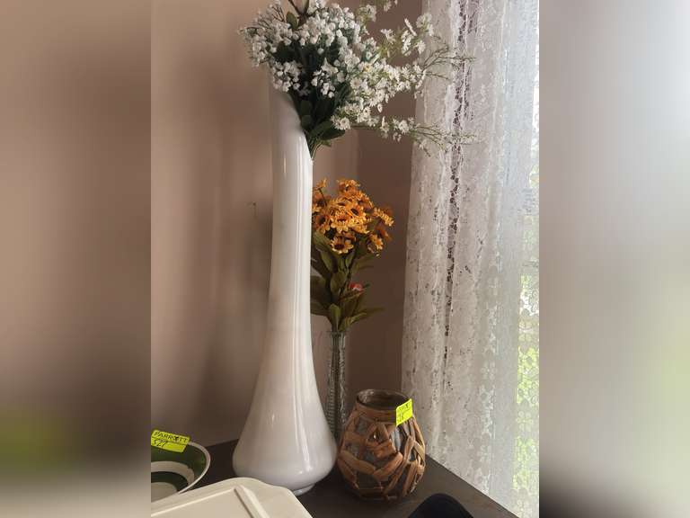 3 flower vases of various sizes