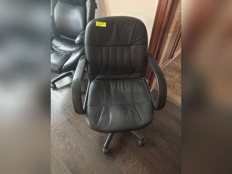Armed black office chair