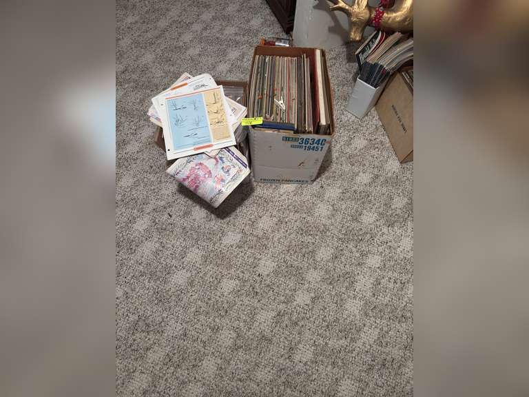 Lot of miscellaneous records and magazines