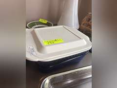 2 Pyrex baking/brownie dishes with one lid