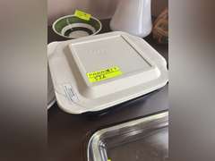 2 Pyrex baking/brownie dishes with one lid