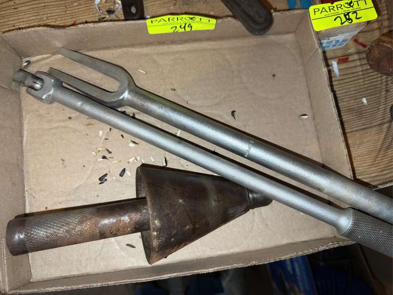 Valve Tool with flexible breaker bar