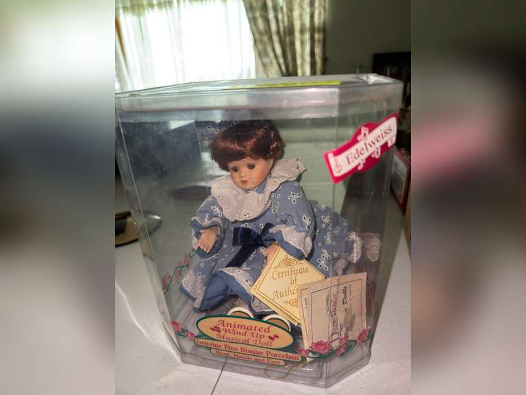 Animated Wind up Musical Porcelain doll (Sings Edelweiss