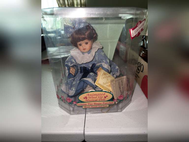 Animated Wind up Musical Porcelain doll (Sings Edelweiss