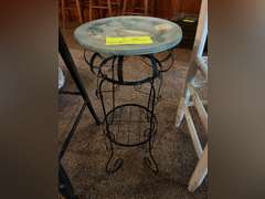 Metal wire garden stand