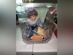 Animated Wind up Musical Porcelain doll (Sings Edelweiss