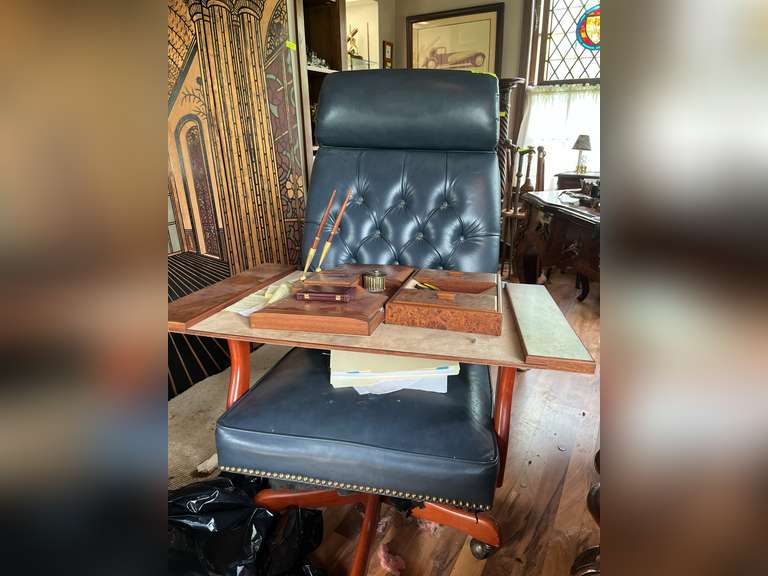 Vinyl office chair with desktop set