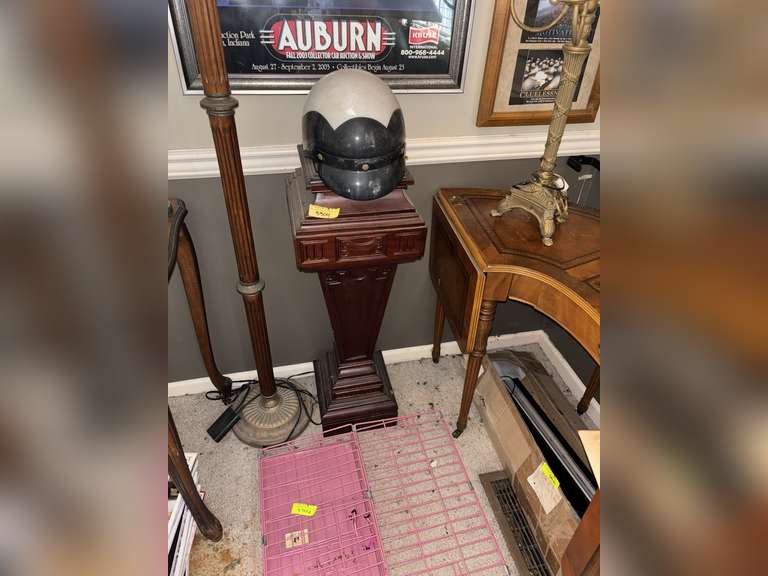 Vintage-style police helmet & wooden pedestal