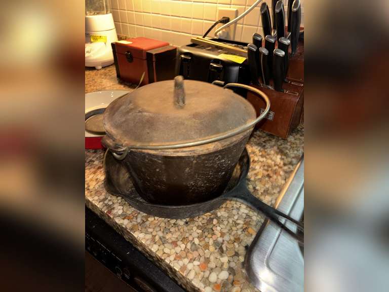 3 Cast iron skillets (1 small, 2 large) & Cast iron pot