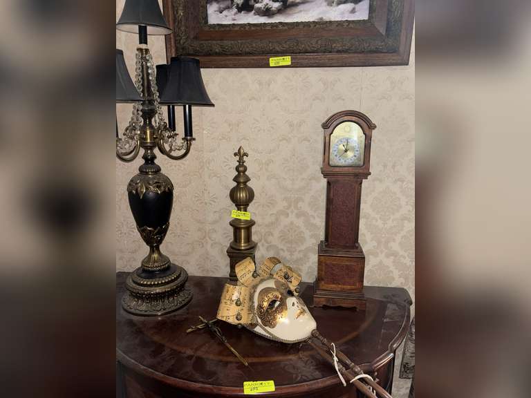 Quarts clock, 2 jester masks, lamp and bronze spire