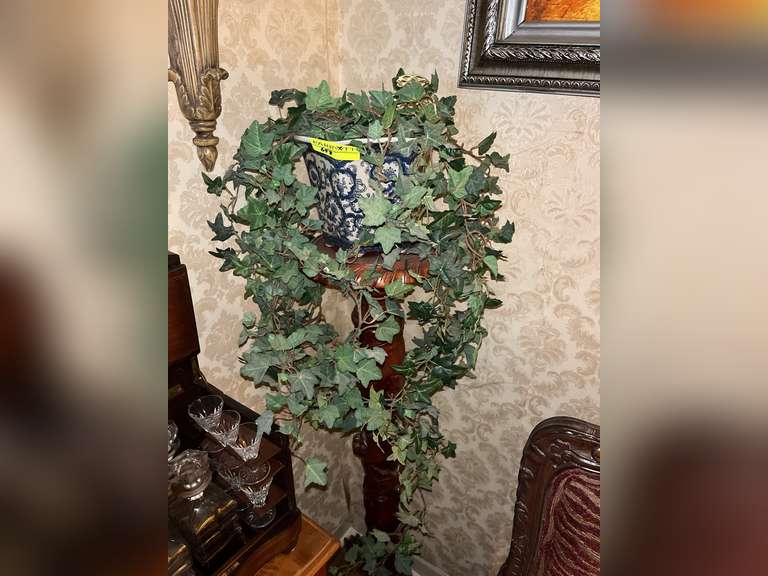 Raised potted fern stand