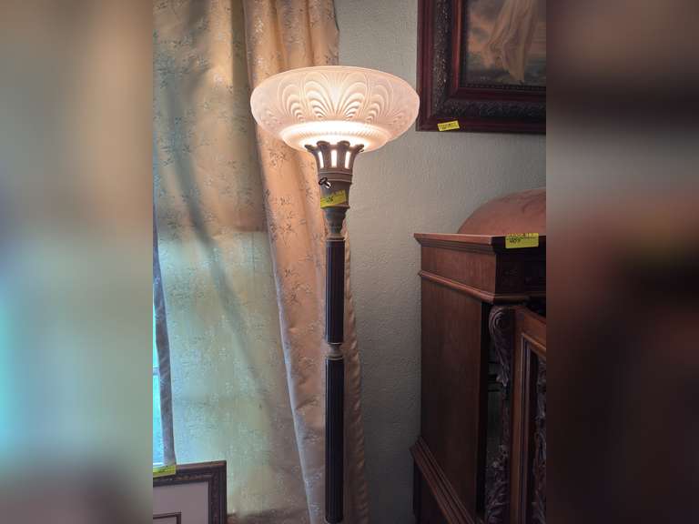 Torchiere floor lamp