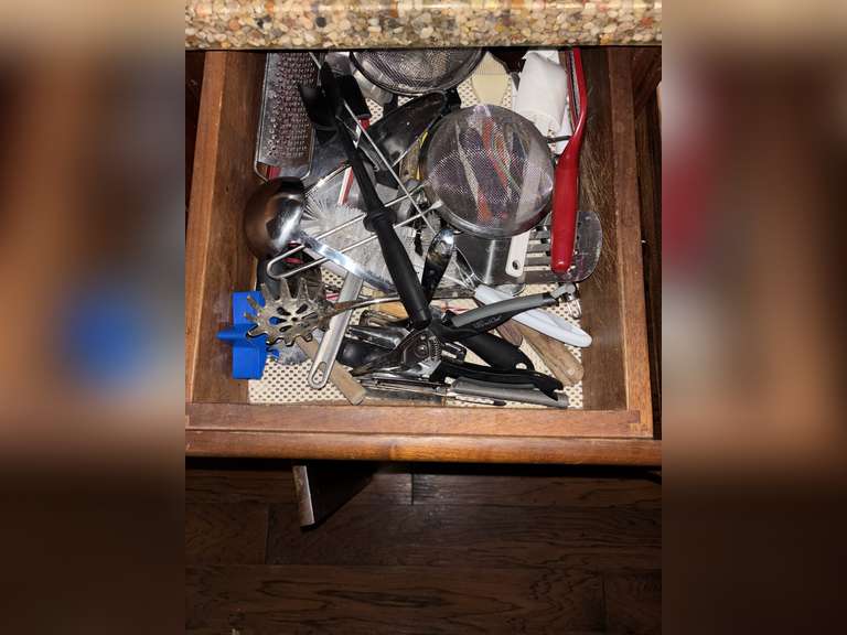 Contents of drawers (silverware & kitchen utensils)