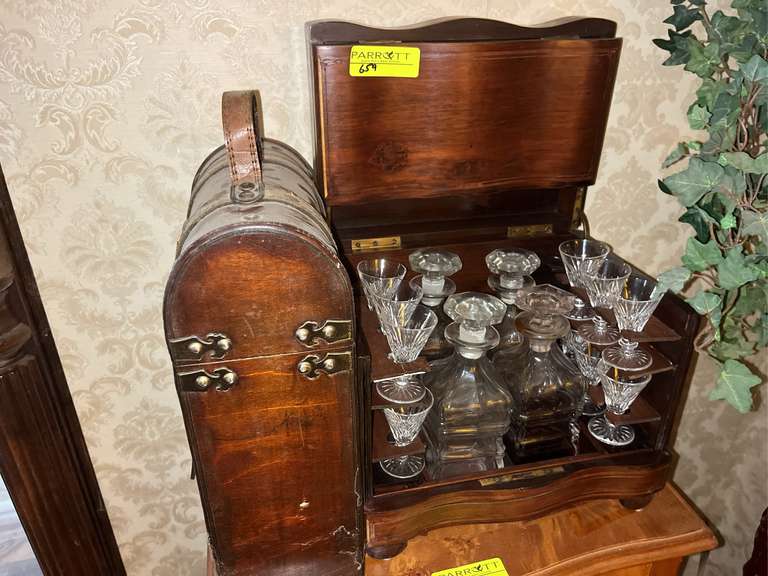 Decanter holder with domed carrier bag