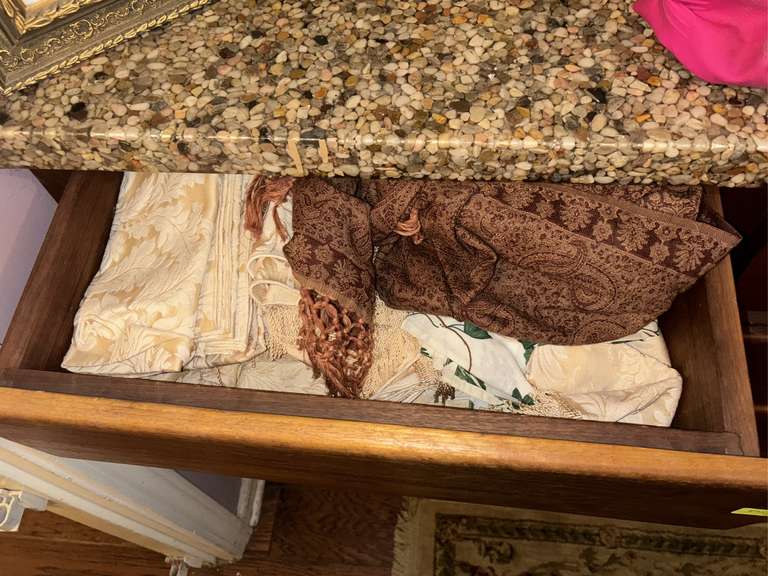 2 drawers of table linens