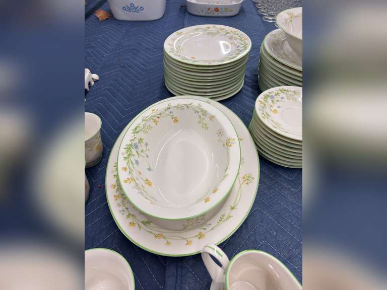 Noritake Ivory China "Reverie" Pattern (Pattern 7191) Set