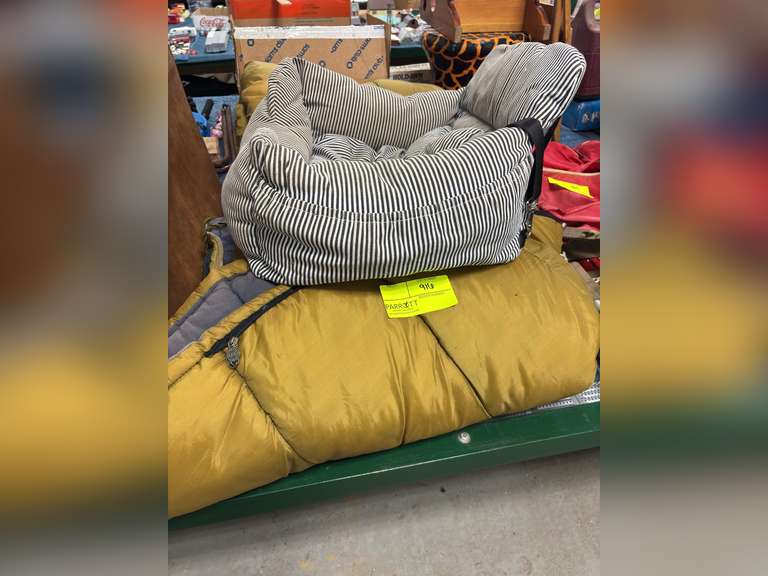 Cat bed with 2 sleeping bags
