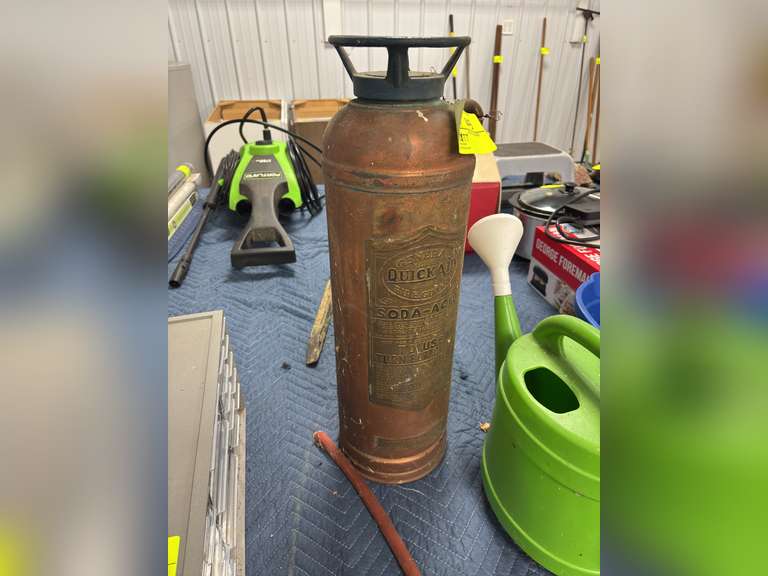 Quick aid soda acid fire extinguisher