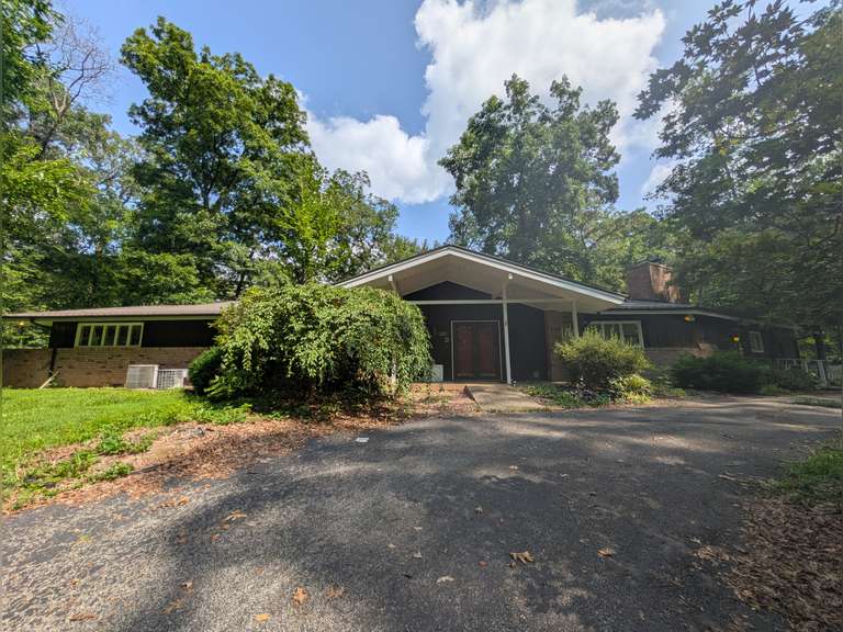 * NEW LISTING * 9977 North Frontage Lane, Lawrenceville, IL 62439