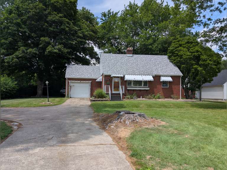 * NEW LISTING* 10359 State Route 250, Lawrenceville, IL 62439
