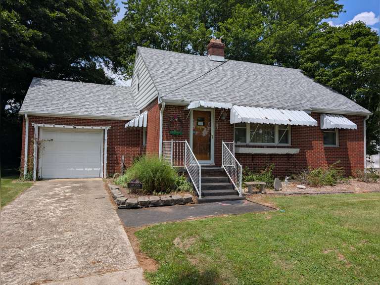 * NEW LISTING* 10359 State Route 250, Lawrenceville, IL 62439