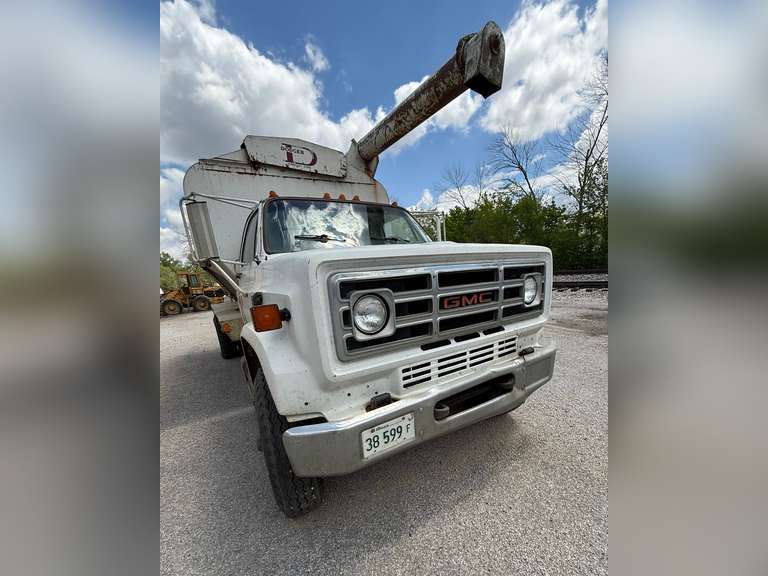 1983 GMC 7000 Feed Truck with Dodgen Bulk Delivery Bed