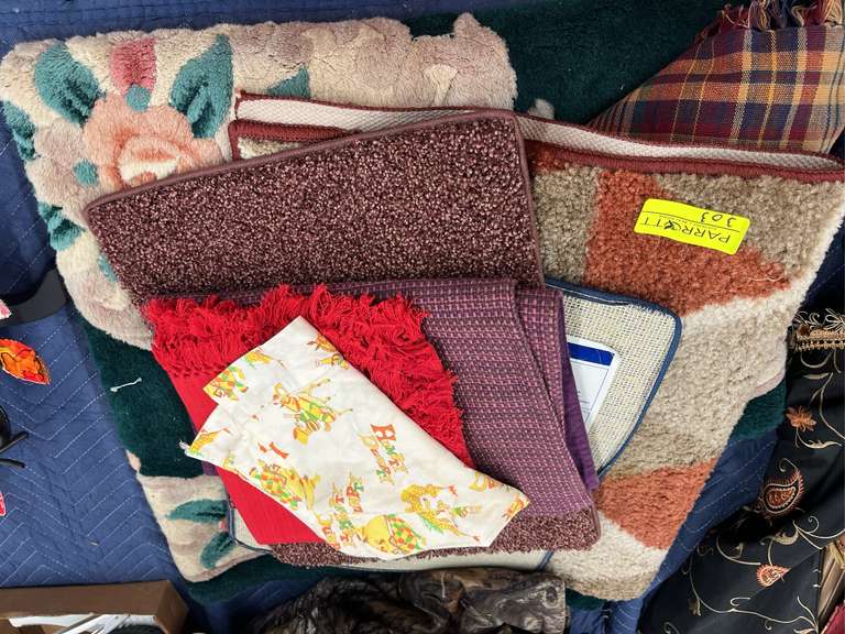 Floor mats, rugs and carpet pieces
