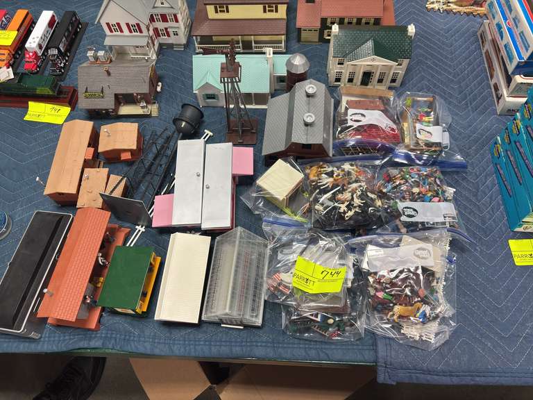 Housing & farm accessories for model train cars