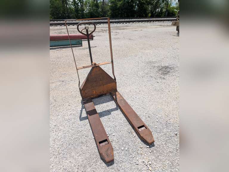 Hydraulic hand pallet mover