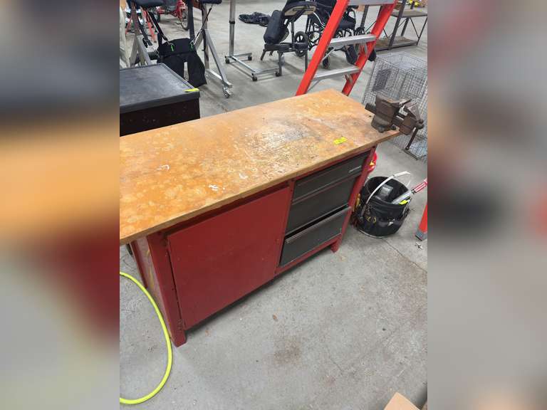 Craftsman tool bench with vice