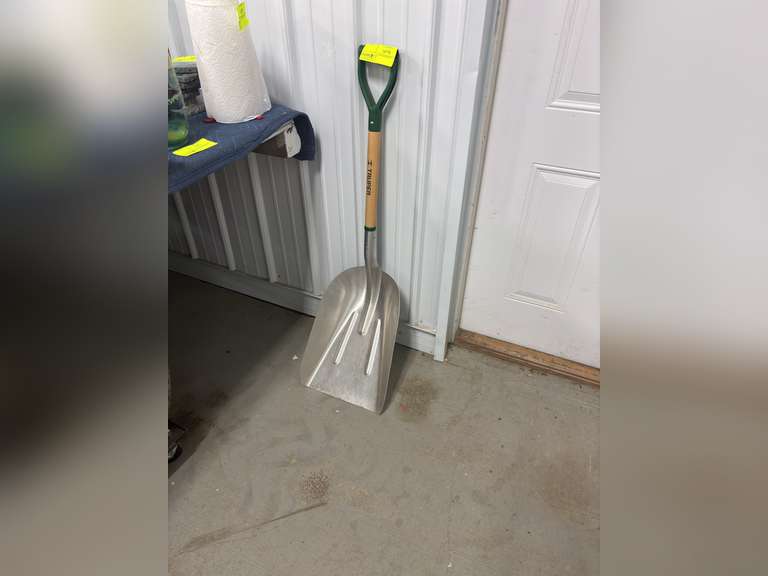 Snow shovel