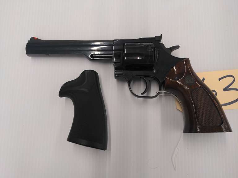Dan Wesson Arms, .357 Magnum Double Action Revolver, 6 Shot, Checkered Wood Grips, "Presentation Grips & DWA Case, Serial # 1746328