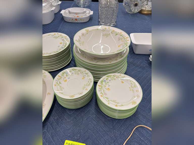 Noritake Ivory China "Reverie" Pattern (Pattern 7191) Set