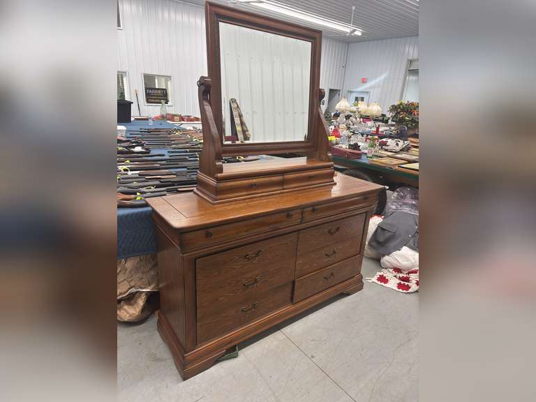 6 drawer dresser with detached matching mirror with 2 drawers