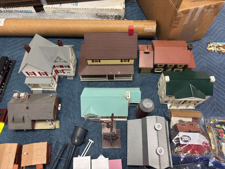 Housing & farm accessories for model train cars