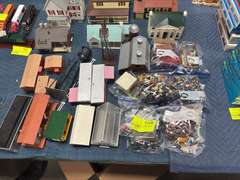Housing & farm accessories for model train cars