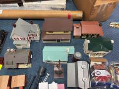 Housing & farm accessories for model train cars