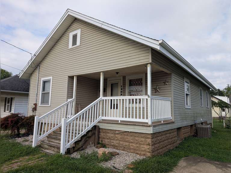 * PRICE REDUCED * 1309 8th Street, Lawrenceville, IL 62439