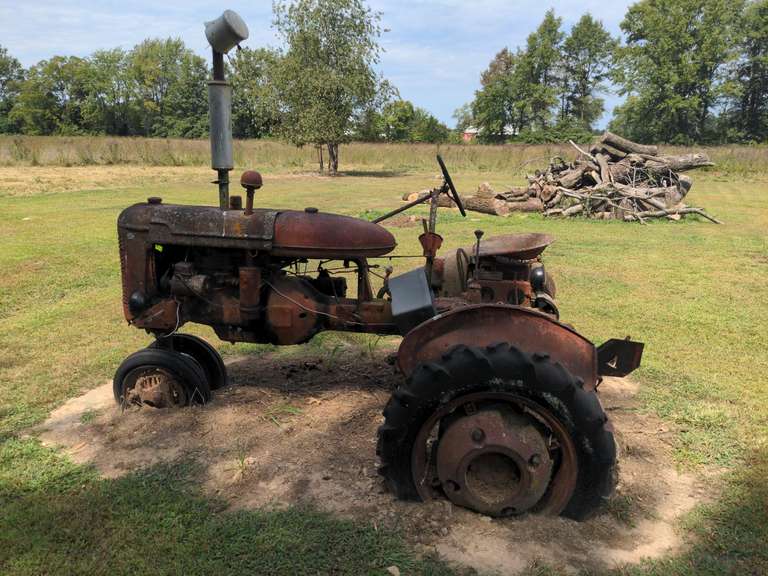 Farmall B yard decoration tractor