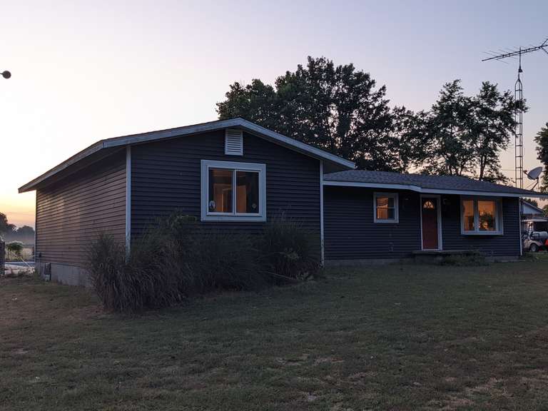 * NEW LISTING * - 421 South Pike Street, Palestine, IL 62451