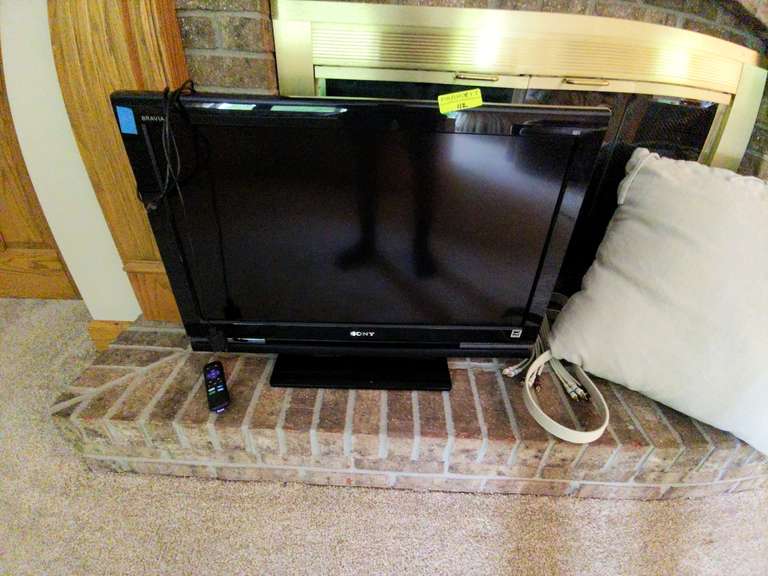 32" Sony Bravia flatscreen HDTV with Roku Box & Remote, Model KDL-32XBR6, Manufactured 8/2008