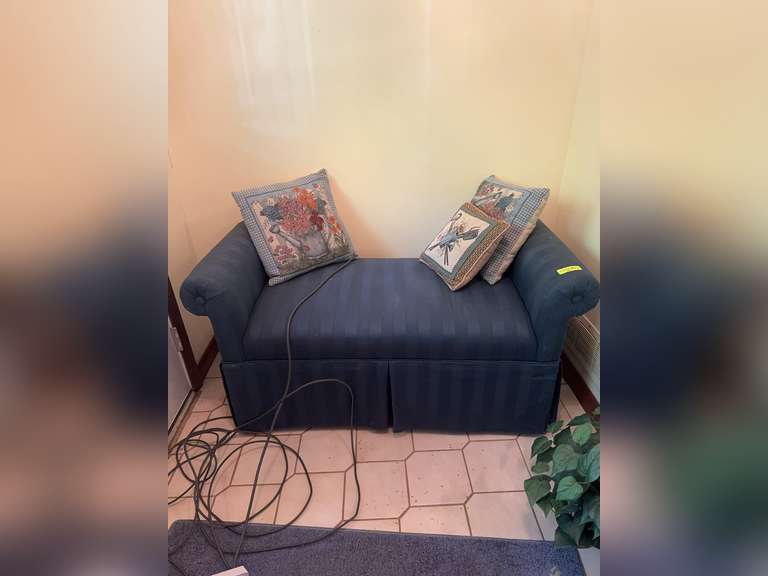 Armed bench loveseat with pillows