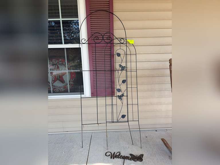 Black Wire Yard decor