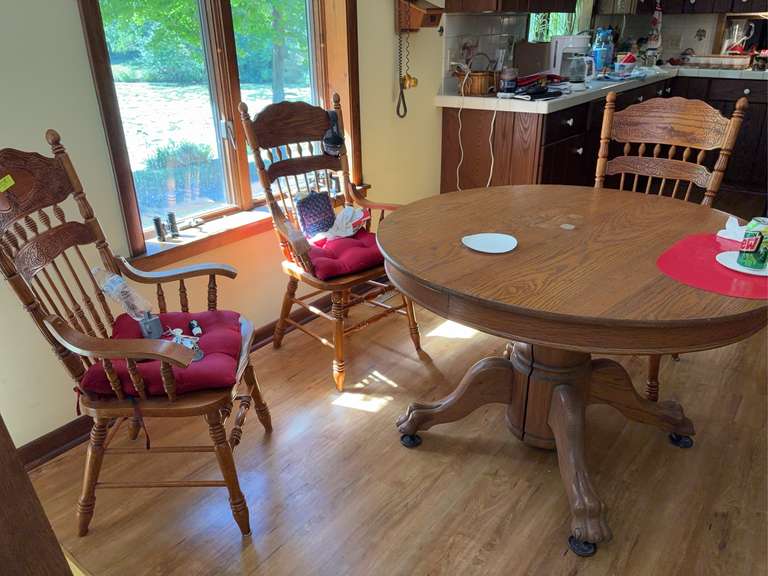 Tiger Oak Table ( NO CHAIRS, CHAIR HAVE BEEN REMOVED, BIDDING HAS BEEN RESET)