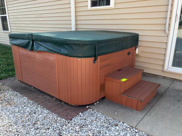 Nordic Hot tub 4 seater ( Overheats Easily)