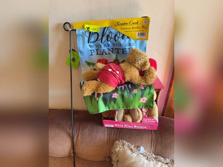 Yard Flag w/ Stand and Valentines Bears