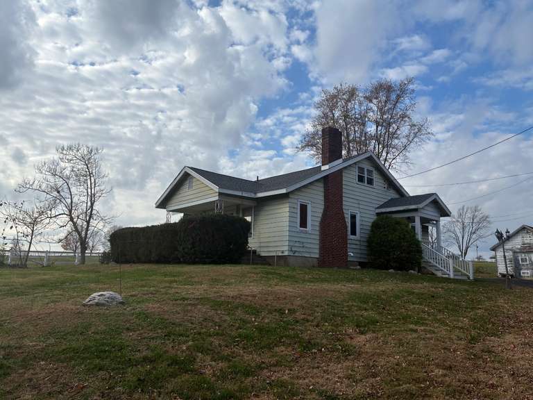 * NEW LISTING * - 10625 Country Club Lane, Lawrenceville, IL 62439 