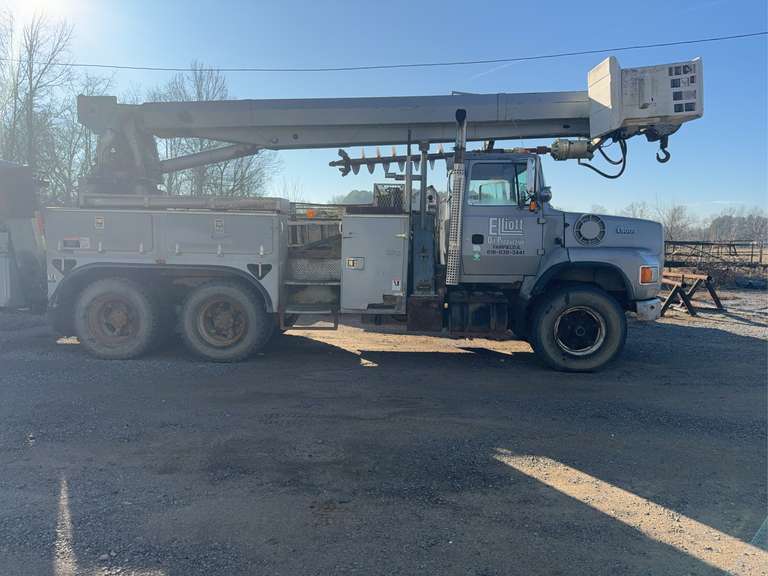 1994 Ford L9000 Linemans Bucket Truck, 10.5L CAT 3306 Engine, Running Order, Auger, Outriggers, Bucket with Upper and Lower Controls