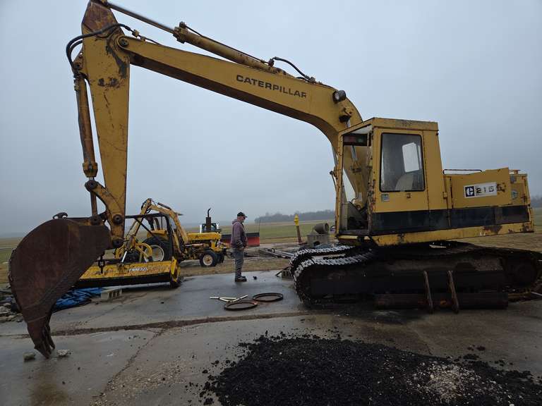 Caterpillar 215 Excavator, Has Been Sitting, Unknown Running Order